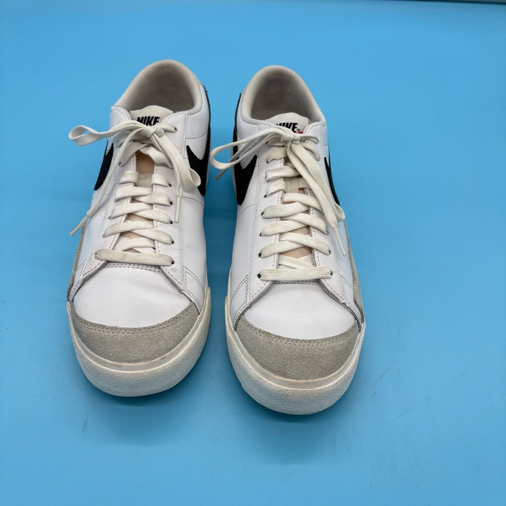 Nike White Black Low-Top Sneakers - Picture 4 of 10